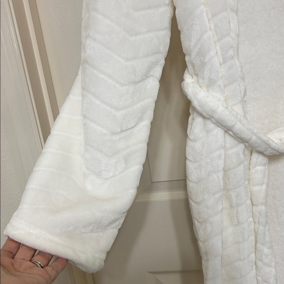 Plush Cream Chevron Bath Robe with Pockets and Belt Soft One Size Fits Most - Picture 2 of 10